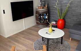 Nyistandsat højloftet kælderlejlighed på 70 m2 i Viborg centrum, med plads til 4 personer
